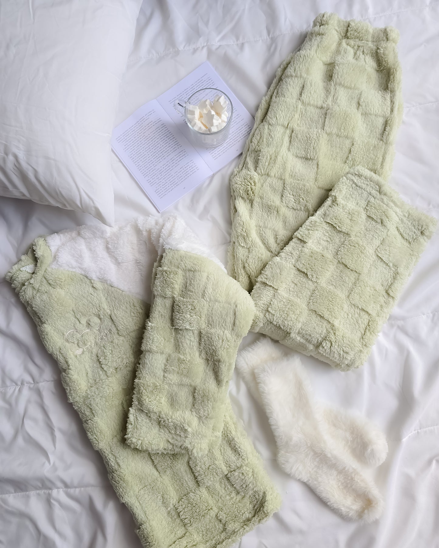 PIJAMA CAT VERDE + OFERTA meias